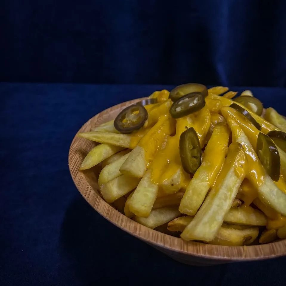 Картофель фри с сырным соусом халапеньо